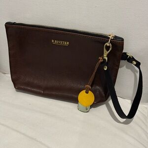 R. Riveter NAOMI
Brown Leather Zipper Clutch
